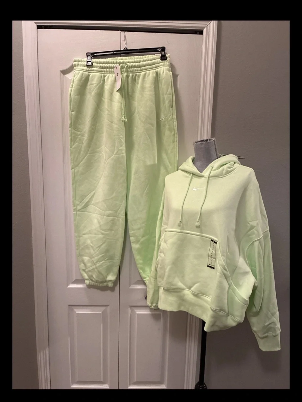Nike ladies 2 piece jogger set top Sz M/bottom Sz L